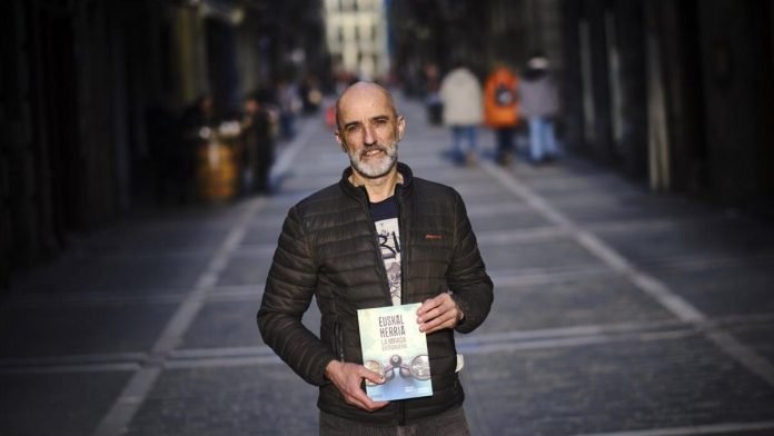 fernando-perez-de-laborda-con-un-ejemplar-de-su-u Fernando Pérez de Laborda, con un ejemplar de su último libro.