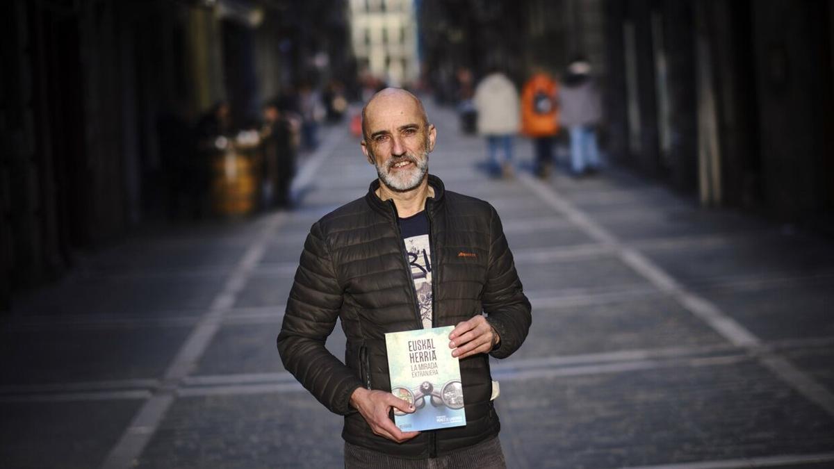 Fernando Pérez de Laborda, con un ejemplar de su último libro.