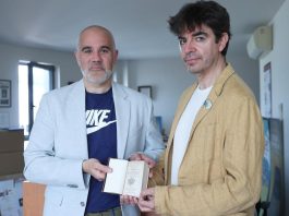 Aritz Otazu y Mikel Zuza posan en el libro adquirido por el primero.
