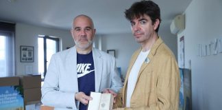 Aritz Otazu y Mikel Zuza posan en el libro adquirido por el primero.