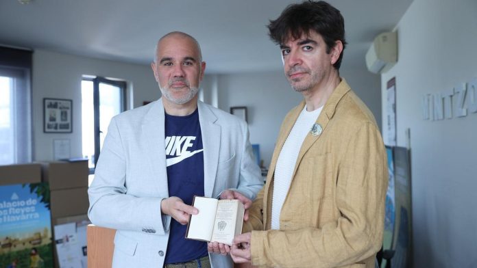 Aritz Otazu y Mikel Zuza posan en el libro adquirido por el primero.