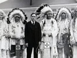 Varios líderes de los blackfeet con John Collier, impulsor de la Ley de reorganización india
