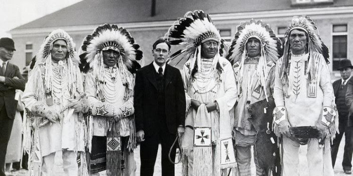 Varios líderes de los blackfeet con John Collier, impulsor de la Ley de reorganización india