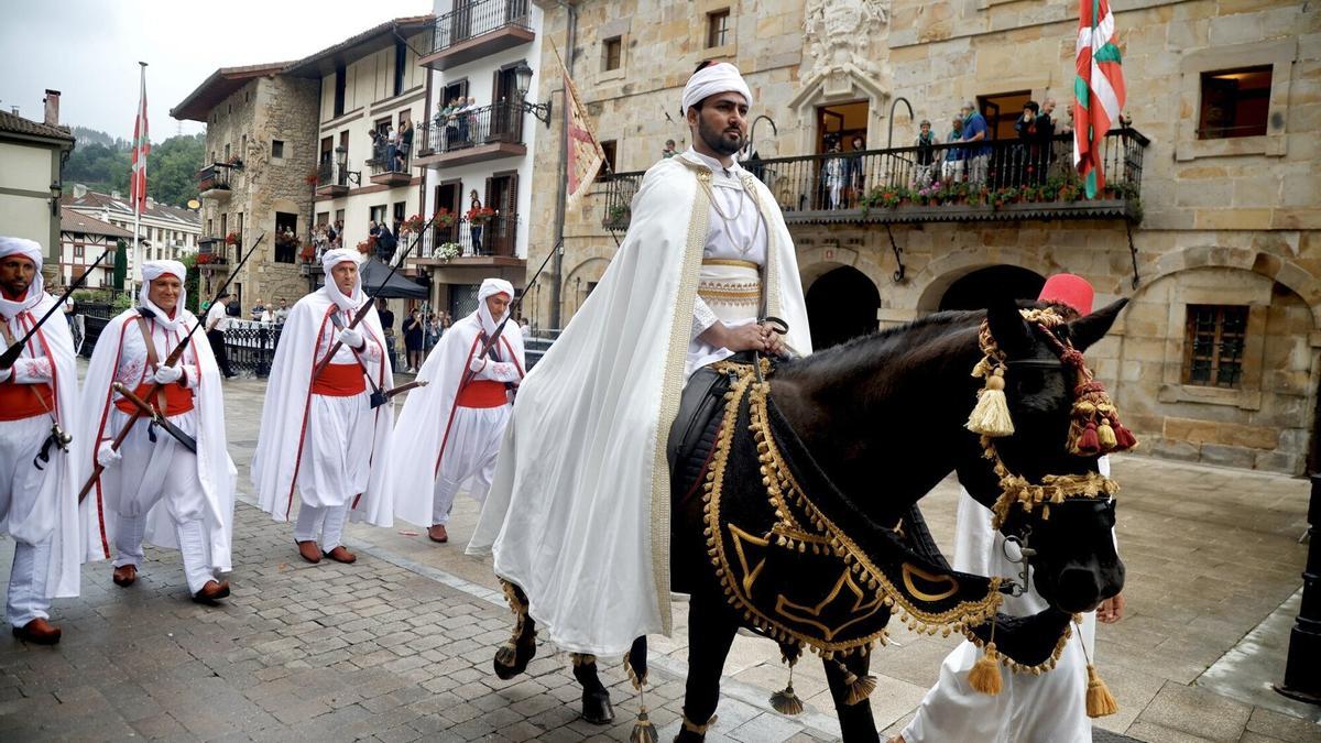 Imagen del tradicional Alarde del Moro celebrado el año pasado en Antzuola