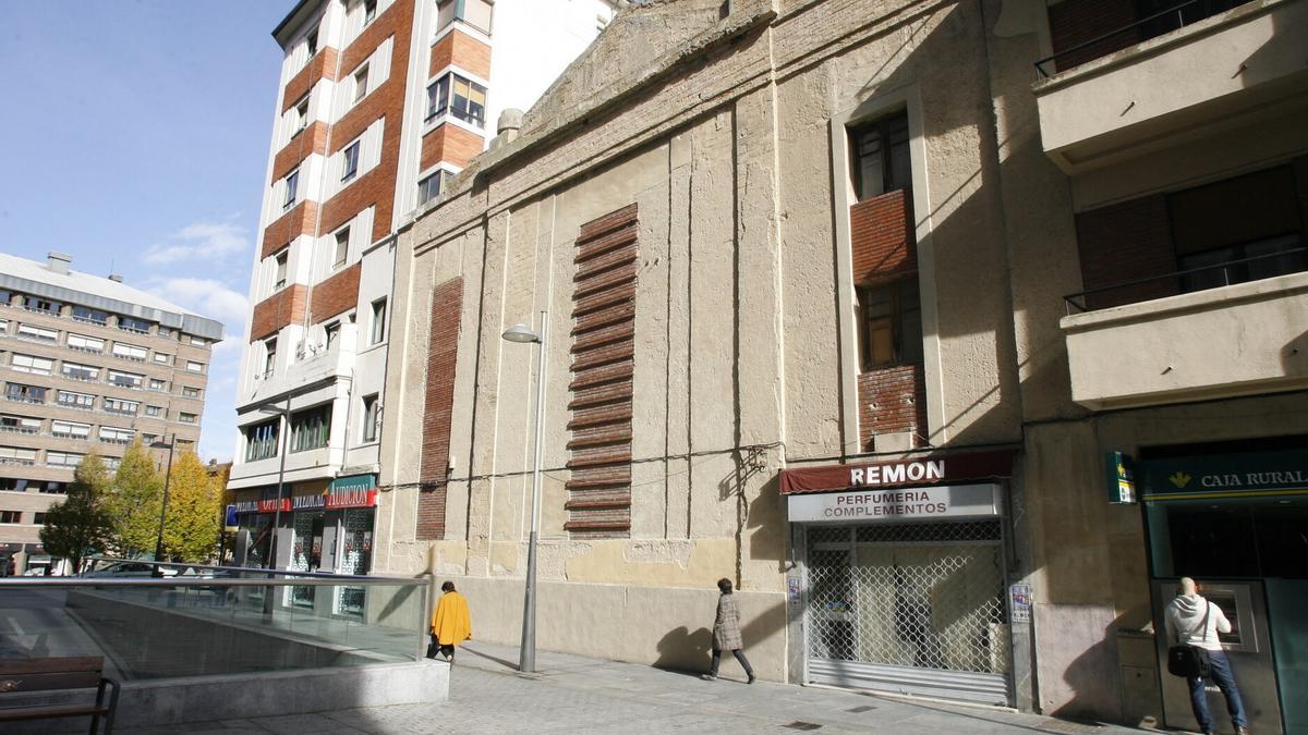 Fachada trasera del cine Alcázar por la calle Tudela.