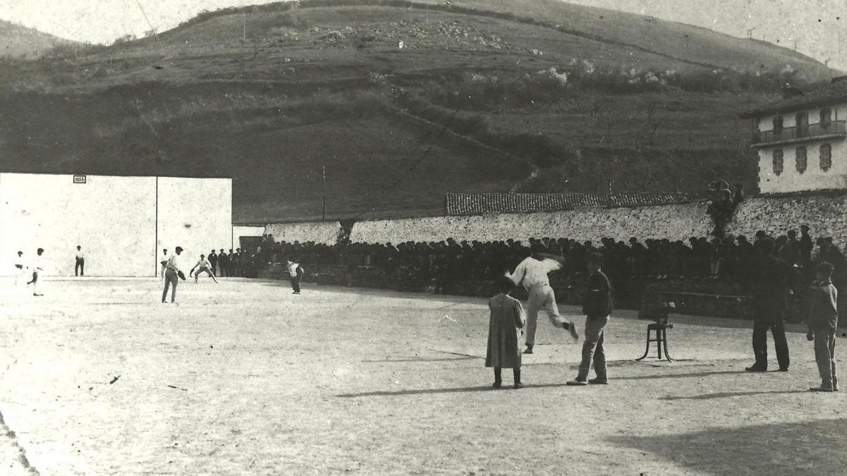 Partido de Laxoa en el frontón Behar Zana de Doneztebe.