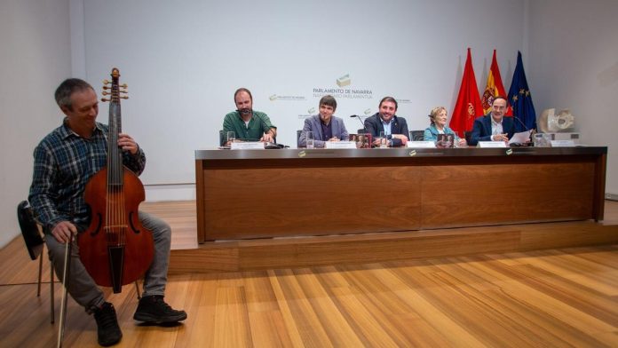 Danserie Ensemble rinde homenaje a Bernart Etxepare la víspera del Día del Euskera