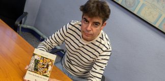 Mikel Zuza, con un ejemplar de su nuevo libro, a la venta con este periódico.