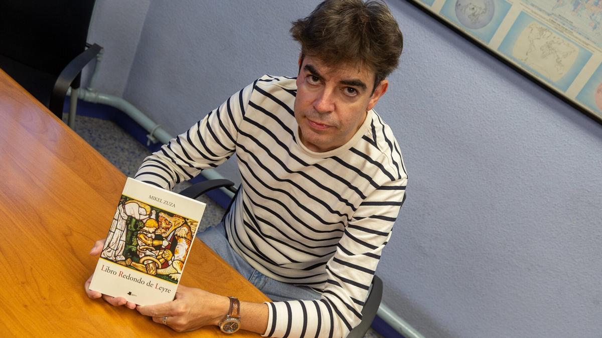 Mikel Zuza, con un ejemplar de su nuevo libro, a la venta con este periódico.