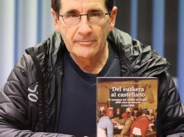Peio J. Monteano, con un ejemplar de su nuevo libro que se vende este domingo junto al periódico.