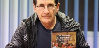 Peio J. Monteano, con un ejemplar de su nuevo libro que se vende este domingo junto al periódico.
