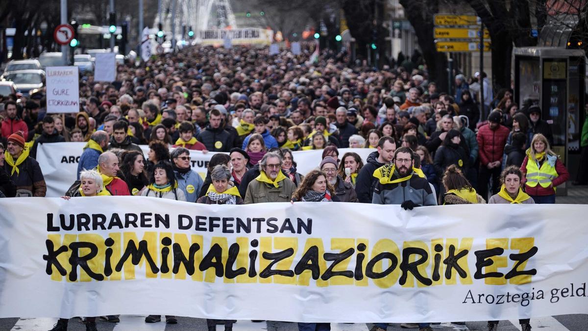 Masiva manifestación en Pamplona en solidaridad con los procesados por Aroztegia