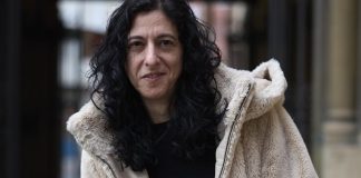 Begoña Pro posa con su libro, el primero de una trilogía dedicada al hijo de Juana de Albret.