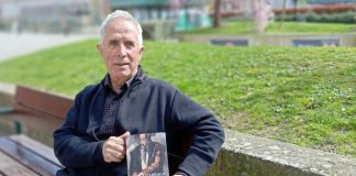 Juan Luis Larraza Lakunza con un ejemplar de su última novela.