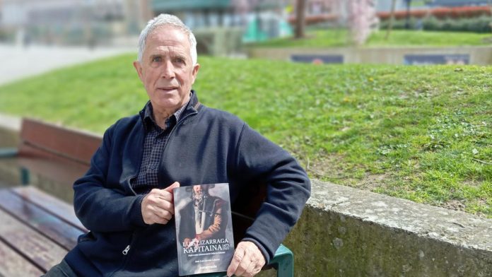 juan-luis-larraza-lakunza-con-un-ejemplar-de-su-ul Juan Luis Larraza Lakunza con un ejemplar de su última novela.