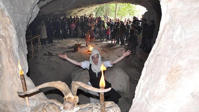 representacion-de-un-akelarre-en-las-cuevas-de-zug Representación de un akelarre en las cuevas de Zugarramurdi.