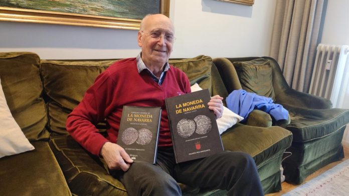 el-autor-ricardo-ros-posa-con-sus-dos-catalogos-e El autor Ricardo Ros posa con sus dos catálogos, el segundo lo presentará mañana en la casa de cultura de Estella-Lizarra y recoge 1.444 monedas navarras.
