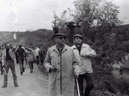 José Luis Marín García-Verde, vestido con gabardina, empuña su pistola durante los sucesos de Montejurra en 1976.