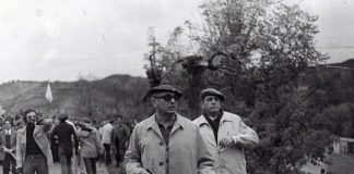 José Luis Marín García-Verde, vestido con gabardina, empuña su pistola durante los sucesos de Montejurra en 1976.