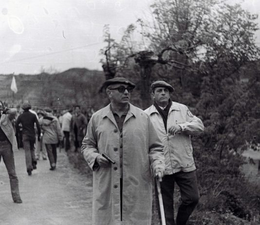 José Luis Marín García-Verde, vestido con gabardina, empuña su pistola durante los sucesos de Montejurra en 1976.