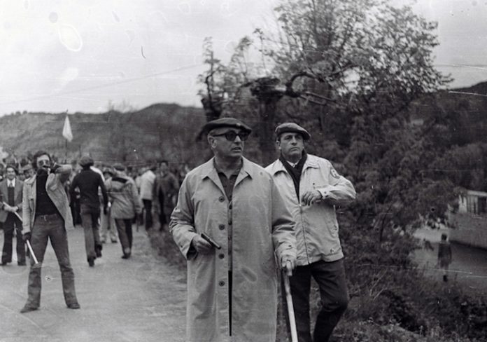 José Luis Marín García-Verde, vestido con gabardina, empuña su pistola durante los sucesos de Montejurra en 1976.