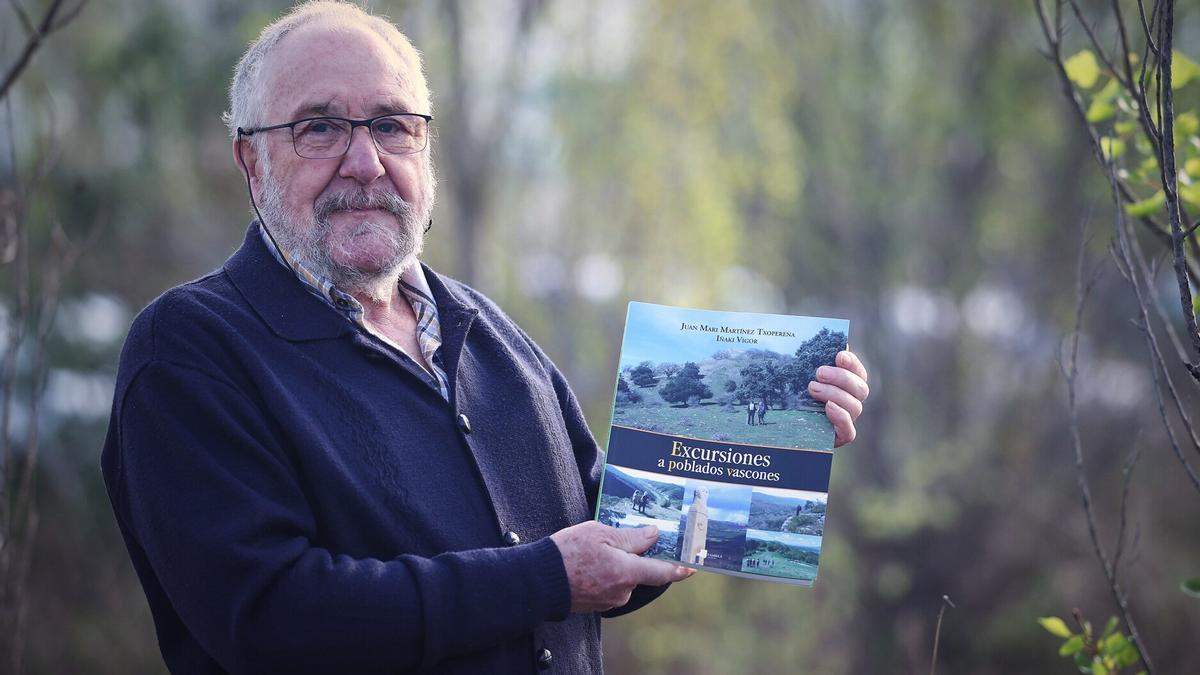 Juan Mari Martínez Txoperena, con un ejemplar del libro que ha publicado junto a Iñaki Vigor.
