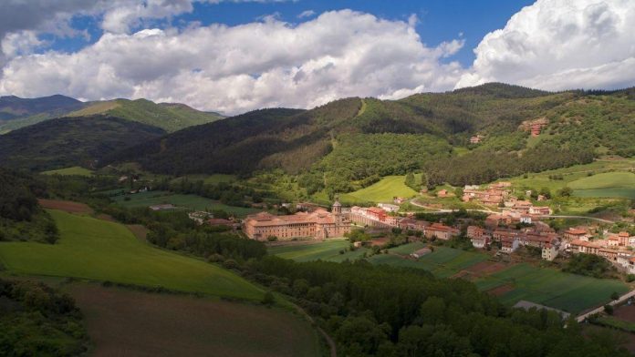 vista-de-san-millan-de-la-cogolla-a-cuyo-monaster Vista de San Millán de la Cogolla, a cuyo monasterio abonaban las aldeas de Álava sus diezmos en rejas de hierro