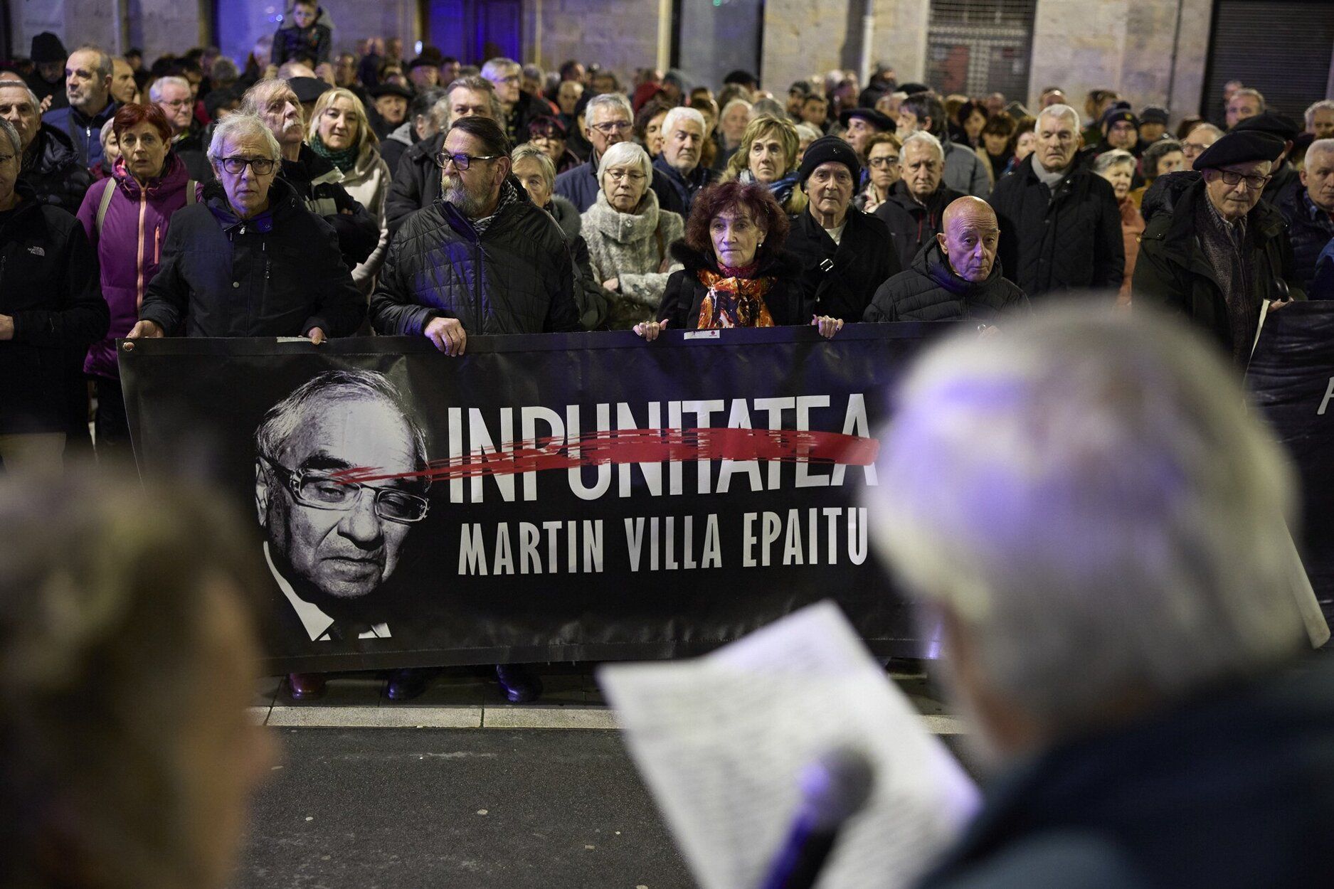 Concentración convocada por la plataforma 'Sanfermines 78: gogoan!' para rechazar la presencia del exministro Rodolfo Martín Villa, a quien considera "el responsable político máximo de la agresión policial sufrida" durante los Sanfermines de 1978.