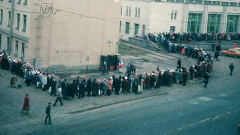 Imagen de archivo de varias personas haciendo cola.