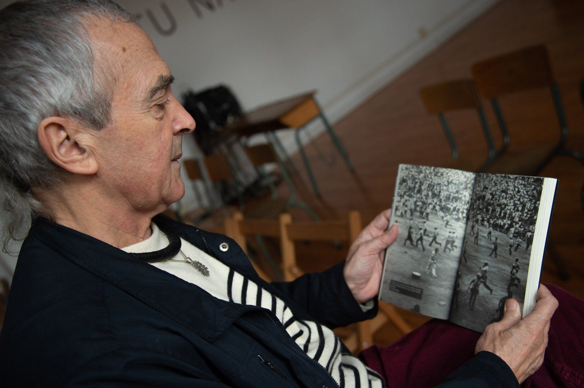 Sabino Cuadra, autor del libro, muestra unas fotos de la actuación policial en la plaza aquel 8 de julio de 1978.