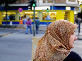Una mujer musulmana con velo islámico.