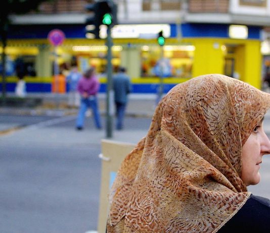 Una mujer musulmana con velo islámico.