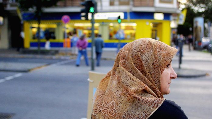 Una mujer musulmana con velo islámico.