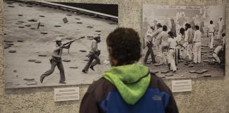 Una persona observa las fotos de la exposición con motivo del 40 aniversario de la muerte de Germán Rodríguez en los sucesos del 8 de julio de 1978.