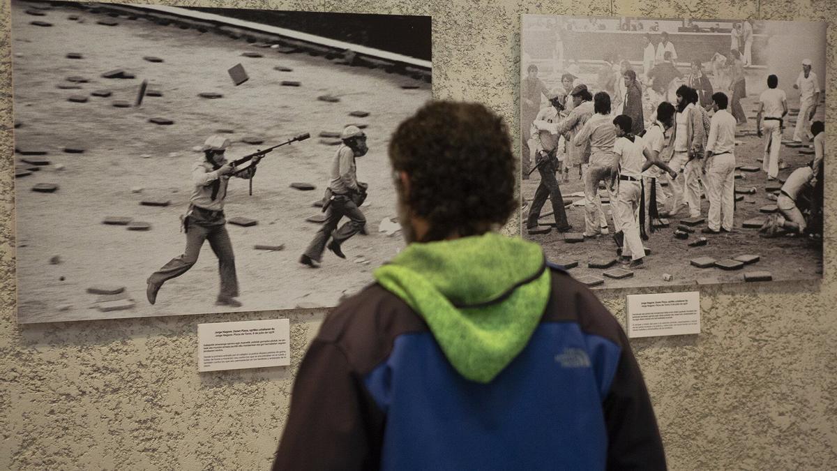 Una persona observa las fotos de la exposición con motivo del 40 aniversario de la muerte de Germán Rodríguez en los sucesos del 8 de julio de 1978.