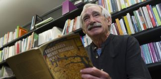 Juan Martin Elexpuru, Donostiako Elkar liburu dendan, aurkezpenaren egunean. JON URBE / FOKU